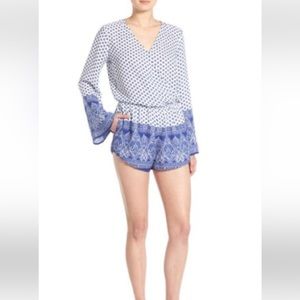 NWT Mimi Chica Long Sleeve Surplice Romper in Blue/Ivory Print. Women’s Large